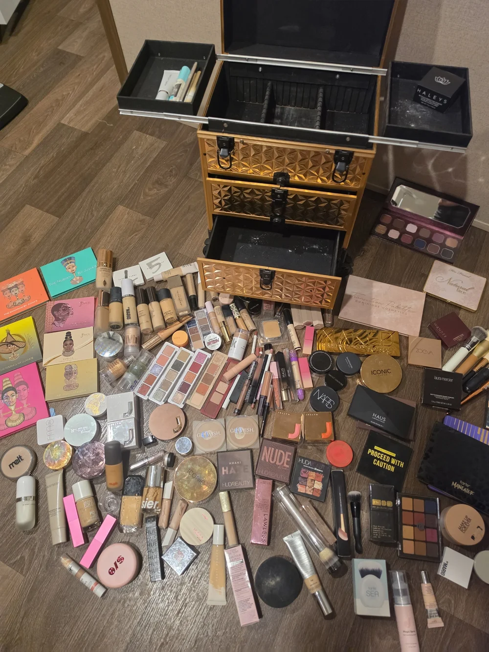 HUDA BEAUTY spacious makeup